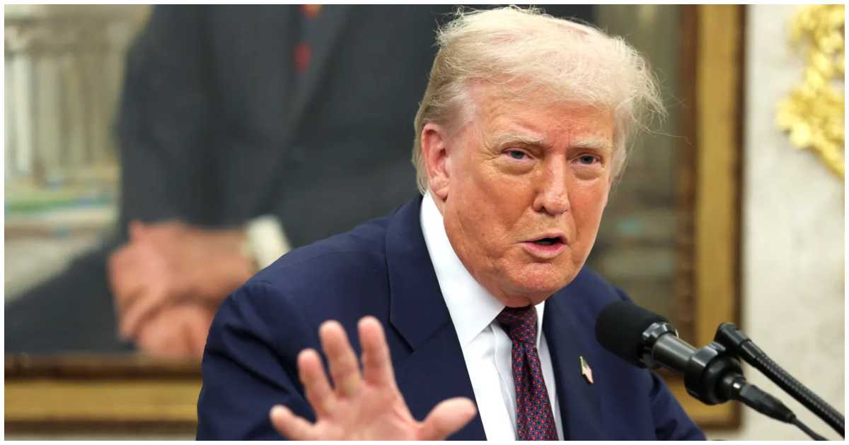 হোয়াইট হাউসের ওভাল অফিসে বুধবার এক অনুষ্ঠানে বক্তব্য দেন প্রেসিডেন্ট ডনাল্ড ট্রাম্প। ছবি: জনাথন আর্নস্ট/রয়টার্স